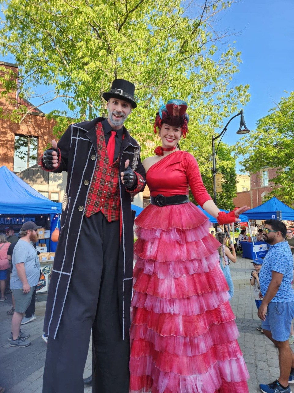 Stilts couple performers